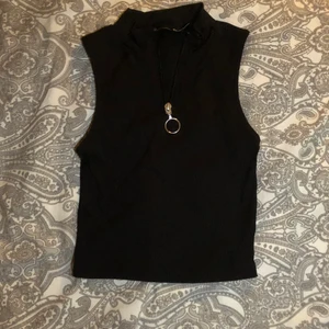 Topp - Svart topp med dragkedja vid bröstet storlek xs/s. Kan mötas i Örebro och Eskilstuna 