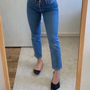 Levis XS - Ett par fina Levis byxor. Köpte av en annan tjej från liknande app men de var för små för mig och säljer därför vidare dessa. Är I jättebra skick i storlek w23 L26.