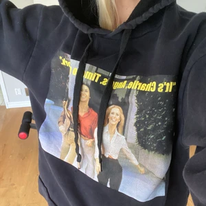 Hoodie - Jag säljer denna coola hoodie med tryck både fram och bak. Den är i mycket fint skick och är stor och mysig. Storlek S/M. Säljer den för 90kr+frakt som köparen står för, och betalning sker via swish🖤hör av dig vid intresse