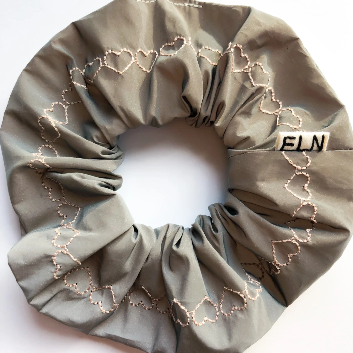 Reflexscrunchie med ljusrosa hjärtan - 91