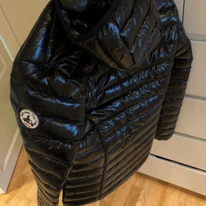 Jacka - Svart glansig oanvänd dunjacka från Jott. Lappar kvar! Från miinto.se Nypris 1900:- 