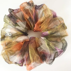 Oversized metallic organzascrunchie  - Stor och fluffig scrunchie sydd av metallic organza. Ett statement piece som verkligen blir en ögonfångare! 