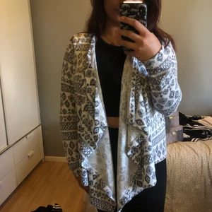 Stickat kofta  - Säljer min stickat kofta i storlek 170( S/M), 