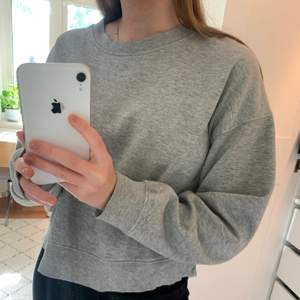 Grå sweatshirt från Zara i storlek M. Pris: 60kr + 72kr frakt 