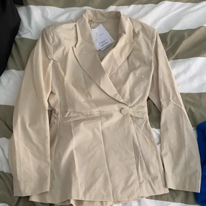 Kavajacka - Beige figursydd kavajacka från & other stories, aldrig använd 