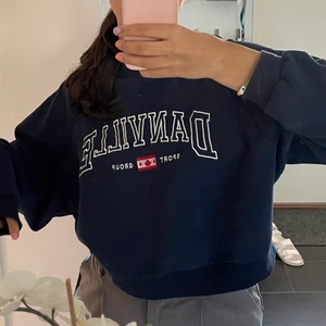 Sweatshirt - Kommer inte till användning✌🏼 inga defekter!! (Smutset är på spegeln och inte tröjan💞). Storlek XS men passar mig som oftast är en M/S 