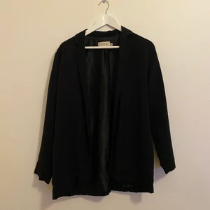 Kavaj Hanna Licious x NAKD - Svart Kavaj från NAKD 