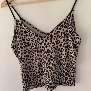 Linne med smala band - Linne från bikbok, aldrig använt. Storlek S.