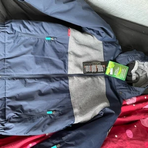 Ny jacka aldrig använd  - Fynda höstjacka nu 146/152 nypris 1200 slumpar bort den för 400