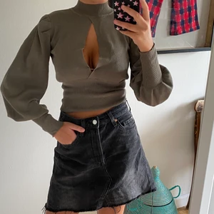 Stickad topp  - Superfin stickad topp med hög krage och ballongärmar. 