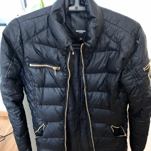 R&B jacka avtagbar päls - Svart Rock and Blue jacka i storlek xxs och äkta samt stor avtagbar päls. Sälja billigt pga dragkedjan är seg och fastnar ibland, köptes i vintras för 3.500 kr! 