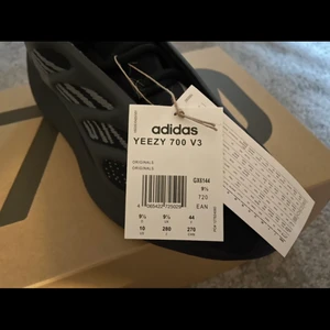 Yeezy 700V3 dark glow 44 - 10/10 aldrig använda meetup i uppsala eller stockholm