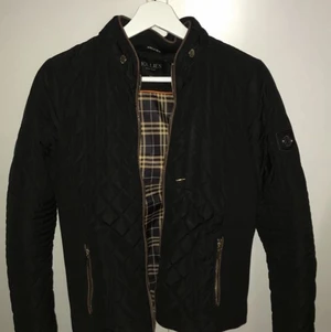 Höst jacka - Säljer nu min hollies jacka på grund av att den inte passar mig längre. Den är köpt för 1,5 år sedan men har sällan används. Leverans kan ordnas! (.                                                    Jackan ser mörkare ut på bilden än vad den är i verkligheten, skriv gärna till mig för fler bilder om det skulle uppskattats! 