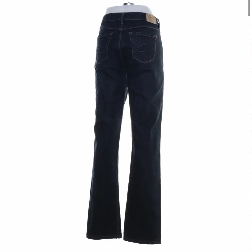 Skitnsygga lågmidjade esprit jeans köpta från sellpy!! Köpte för 150kr. Sitter bra i längden på nån som är 165-170cm🌟 köparen står för frakten, hör av dig vid fler frågor/bilder💕. Jeans & Byxor.
