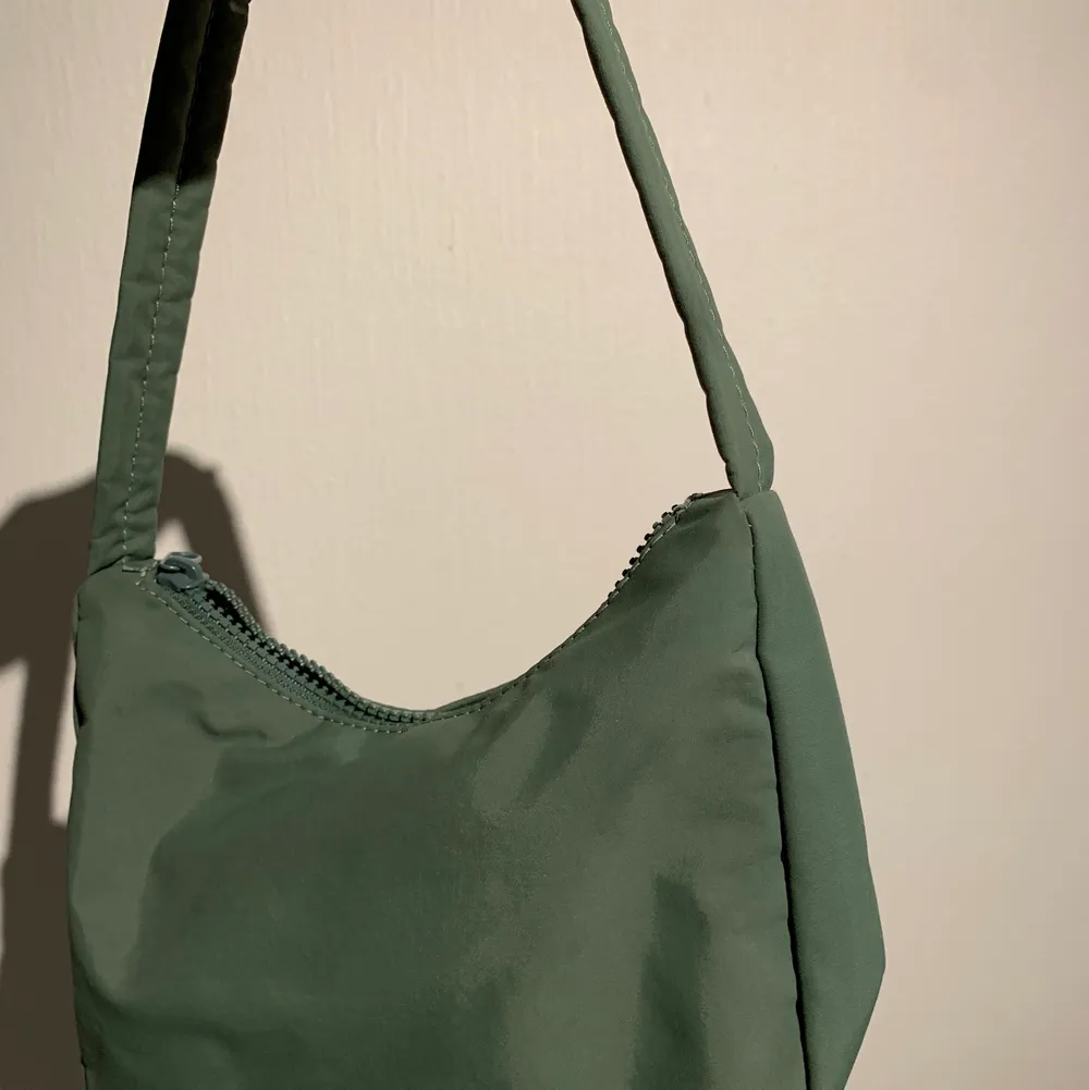 Super cool grön väska som rymmer mycket!! Skön att bära och har ett bra material☺️☺️. Väskor.