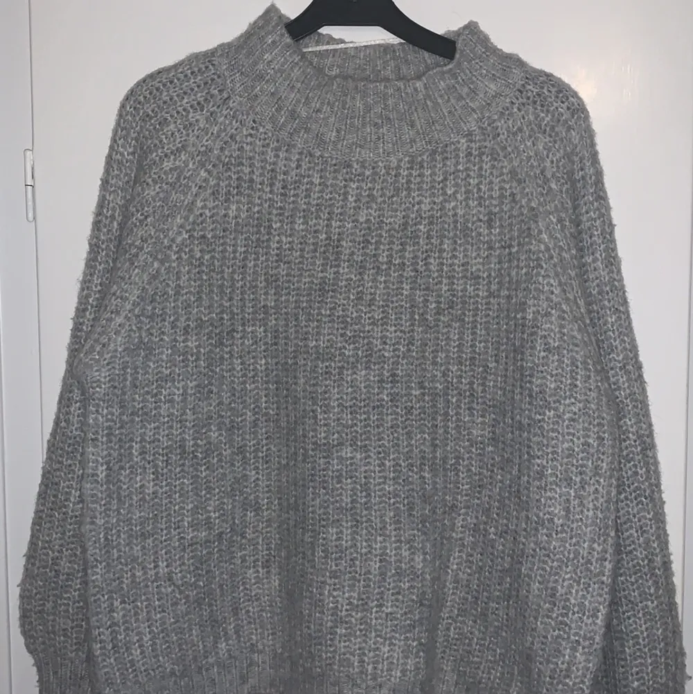 Fin grå stickad tröja från lager 157. Supermysigt material och passar till allt! Frakt tillkommer💕. Stickat.