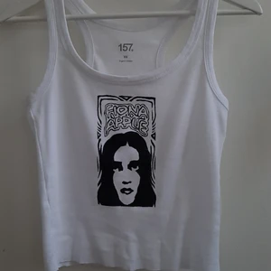 Fiona Apple Linne - Fiona apple - handmålat linne. Linnet är köpt på lager 157 och är målat på med textilfärg. Den är avklippt längst ner så den är lite croppad. Står storlek xs men skulle säga att den passar xs-m. Köpare står för frakt <3