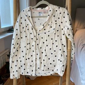 Pyjamas tröja  - Mjuk pyjamaströja med hjärta från H&M i storlek 146/152. 