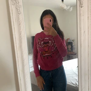Långärmad kenzo tröja storlek XS/S - En helt oanvänd kenzo tröja som var för liten när jag köpte den. Bra sick men behövs stryckas som jag kan fixa innan leverans! Priset kommer ligga vid 3000kr men det kan diskuteras. PRISET HAR ÄNDRATS TIL 800kr