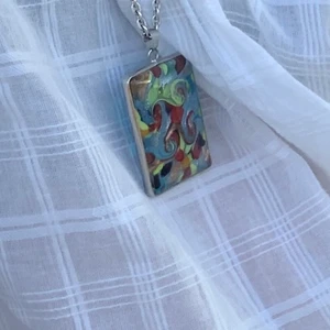 Långt halsband med stenar i - Halsbandet är ganska långt som ni kan se på andra bilden. Med jättefina stenar/mönster i😍