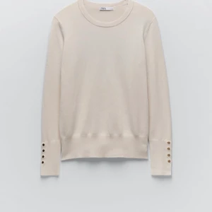 Baströja från ZARA - Fin baströja från zara i en ljusbeige färg och med knappar på ärmarna❣️helt oanvänd och jag köpte den för 260 nypris😁jag tar swish💞