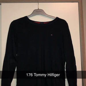 Basic Tommy Hilfiger tröja - Säljer denna basic tröjan som passar så bra till allt möjligt. Ett plagg man vill ha i garderoben 🥰