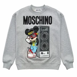 moschino x hm tröja!! - Så fin tröja som tyvärr inte kommer till användning. Den går inte att köpa i butik längre då de va limited💓💓