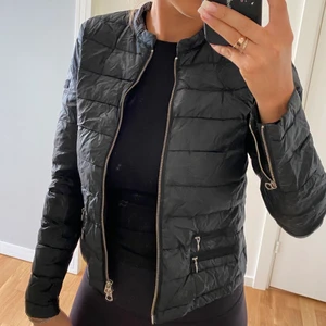 Hunkydory jacka - Jacka från hunkydory med riktigt dun som är gjord för att hålla  både värme och kyla! 