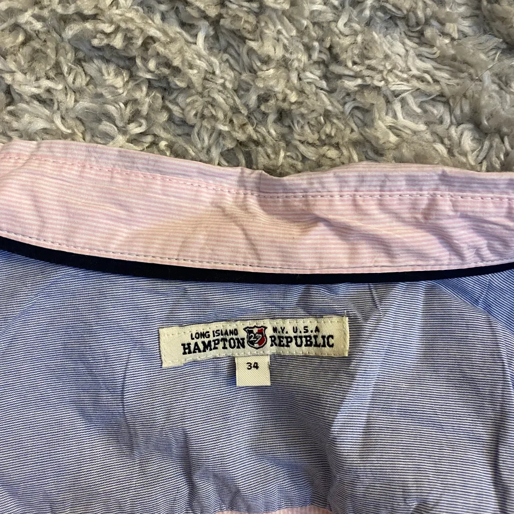 Fin rosa skjorta från Hampton Republic i storlek 34. Frakten är inräknat i priset. . Skjortor.