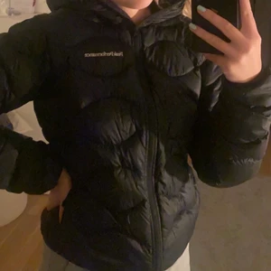 Peak performance jacka - Svart peak jacka som tyvärr inte kommer till användning längre, sparsamt använd. Köparen står för frakten❣️