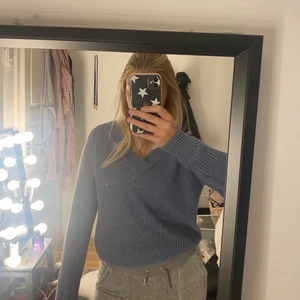 stickad tröja - Blå v ringad stickad tröja 💘
