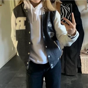 Collage/varsity jacka - Skit snygg collage/varsity jacka! Perfekt nu till hösten❤️ inga defekter! Skriv för mer info och bilder 🥰