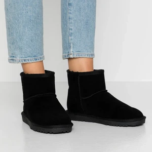 Fake ”uggs” - Ankelboots från Nellys egna märke ”Nly by Nly. Storlek 41, men sitter som en 40. Endast använd en gång. Säljer då jag köpte dom i hopp att dom skulle passa då det var enda storleken kvar. Nypris: 299kr