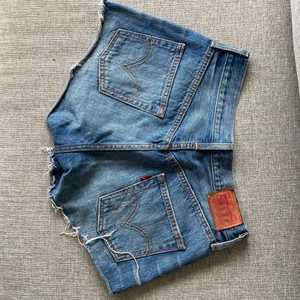 Levis shorts - Levis shorts💙 Säljer då jag växt ut dem, storlek 34/36. Frakt tillkommer enligt nedan