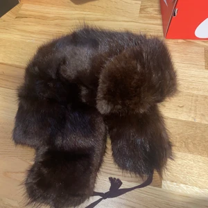 Pälsmössa  - En jätte fin brun pälsmössa. Riktigt varmt och snyggt för vintern. Mössan är i bra skick. Kontakta mig för fler bilder och detaljer. Budet börjar med 120 kr. 
