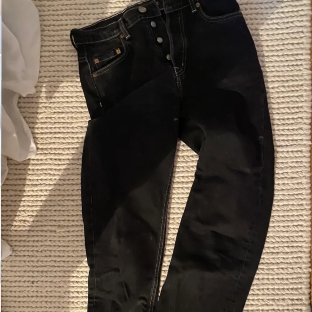 Säljer min svarta jeans som tyvärr blivit för små för mig. Jeansen har en cool lite utvältrad svart färg med vita sömmar och är midrise . 👖🙇🏼‍♀️ . Jeans & Byxor.