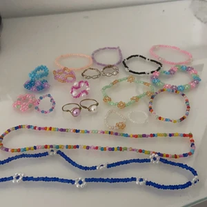 Egengjorda smycken  - Jag säljer ringar, armband och halsband för billigt pris. Jag har gjort de själv och pärlringar tar jag för 10 kr, metallringar för 15 kr, pärlarmband för 15 kr och pärlhalsband för 20 kr. Man kan välja bland de färgerna som finns i bild 2 och mellan de designerna i bild 1. Som man ser så är det några färger som är slut men jag har beställt nya så det går att köpa smycken med dem också kan bara ta lite längre tid. Jag kan mötas upp i Mölndal annars är det köparen som betalar för frakten. 
