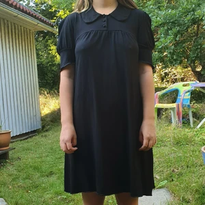 Svart klänning  - Fin svart klänning, jätteskön och mysig! Älskat den men kommer inte till användning längre. Skriv för frågor eller fler bilder!