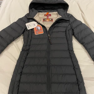 Parajumper Irene - En jacka köpt från Jackie i mos. Ingen fel på jackan helt nu, kvitto och alla tags medföljer. Köpt för 2 veckor sedan. Säljs då jag vill köpa en annan. OM DET INTE STÅR ATT JACKAN ÄR MARKERAD SOM SÅLD SÅ FINNS DEN KVAR !