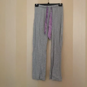 Pyjamasbyxor - Grå pyjamasbyxor med lila snörning