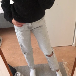 Grå jeans med hål  - Gråa jeans från pull and bear i storlek 32