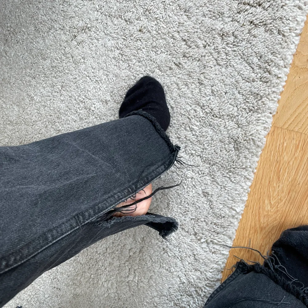Snygga raka svarta jeans med slits nedtill från Zara. Använda Max 4 gånger, frakten ingår inte i priset☺️ har ett par svarta jeans som ser nästan likadana ut bara att de inte har nån slits, skicka ifall ni vill att jag skickar bild på dem också . Jeans & Byxor.