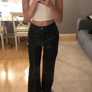 NA-KD skinnbyxor  - Ett par lågmidjade skinnbyxor från NA-KD som sitter som en smäck! Använda en gång pga att de inte passar min stil, de är i ett bra skick. Skriv i DM om ni är intresserade!!
