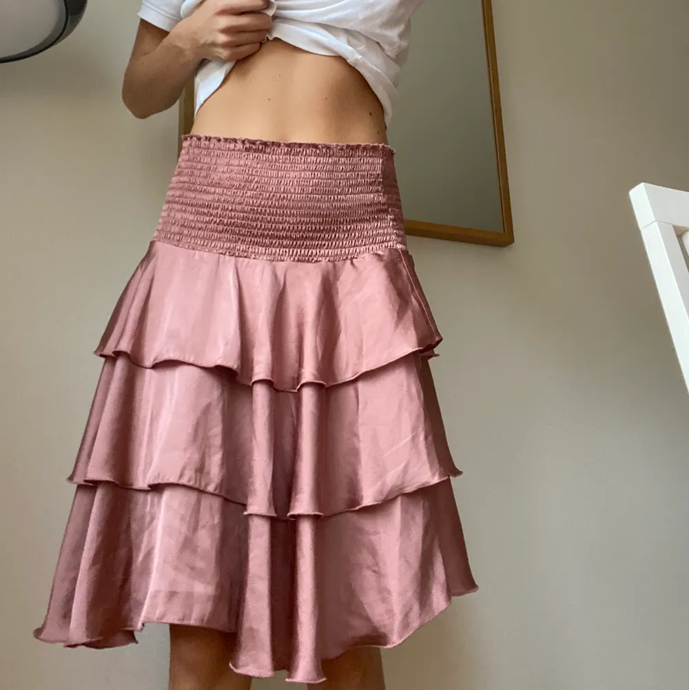 Suuuuperfin kjol från NAKD med jätteskön passform i midja.  Knappt att jag hunnit ha den själv pga alla som velat låna;). Kjolar.