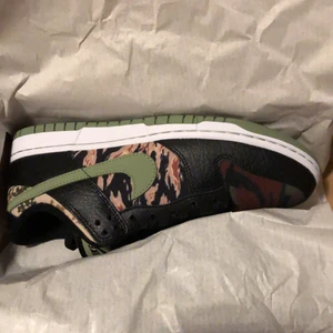 Helt nya nike dunks - Svinsnygga Nike dunks till hösten/vintern. Köpta hos nike för 1800kr och säljer pga att jag fick ett par andra skor i födelsedagspresent.