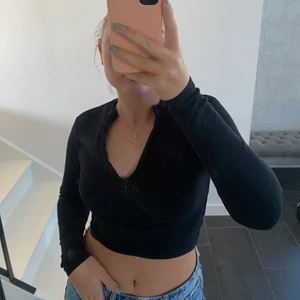 Tröja med dragkedja - Svart tröja med dragkedja ifrån Nelly, knappt använd. Paketet skickas med PostNord skicka lätt (66kr) eller PostNord blå påse (45kr).