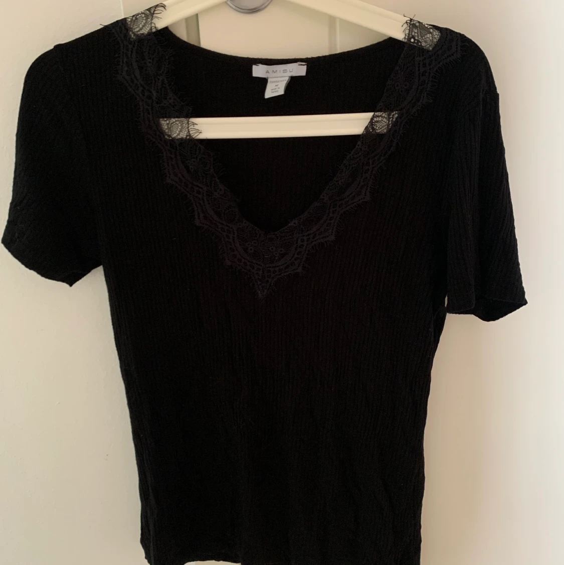 Ribbad T-shirt med spets detaljer 