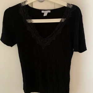 Ribbad T-shirt med spets detaljer  - Från newyorker strl M, är i bra skick. 