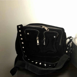 Nunoo väska  - Säljer min superfina nunoo väska som tyvärr aldrig kommit till användning! Nypriset ligger på ca 1400