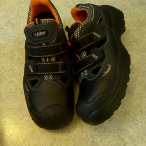 Jobbar skor - Jalas Jobbar dojjor helt enkelt perfekt till dej som kke renoverar hemma lr nånstans stålhätta såklart aldrig använda 42or kostar runt 1800 nya begär endast 400. Finns i Örebro mvh